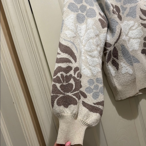 LOW START!!!! Super cozy and soft Floral sweater - Picture 3 of 4
